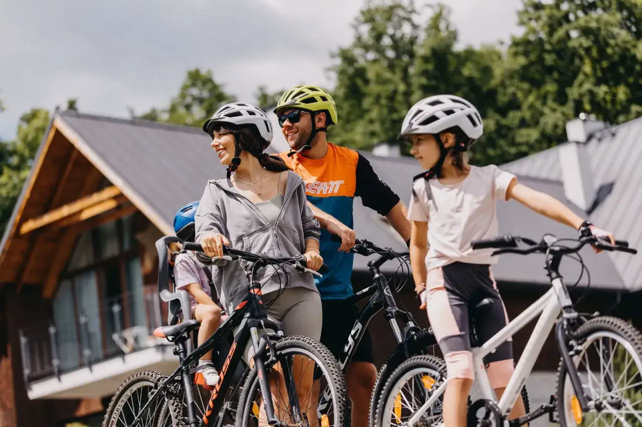 Rodzina gotowa na odkrywanie tras rowerowych Śląsk. Rowerowy wypad z dziećmi w malowniczej okolicy.