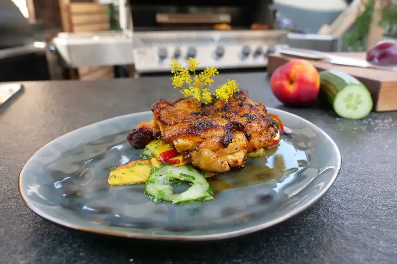 Saftiges pollo fino grillen mit frischem Gurken-Pfirsich-Salat, garniert mit Dillblüten. Perfekt für den Sommer.