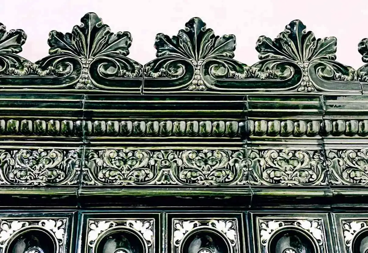 Bogata, zielona tapeta z ornamentem w stylu secesyjnym, z liśćmi akantu i stylizowanymi kwiatami.