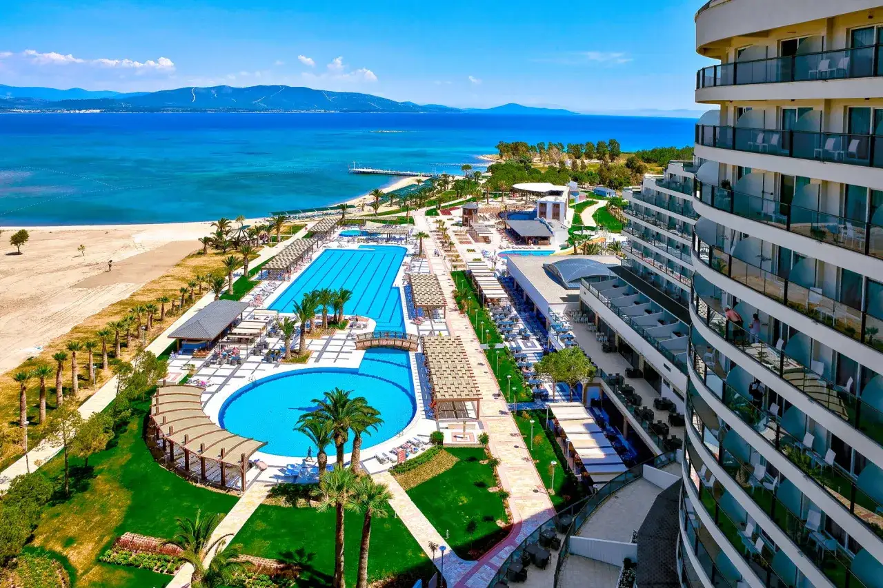 Luksusowy Venosa Beach Resort & Spa z basenami, plażą i widokiem na morze.
