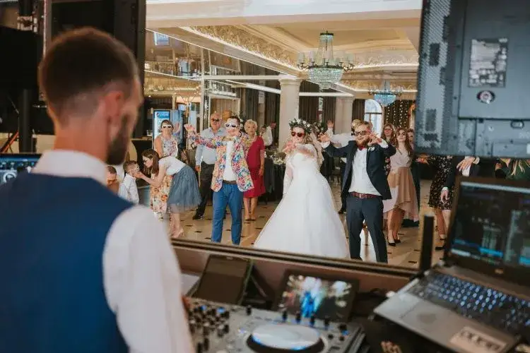 para młoda rozmawia z dj na weselu