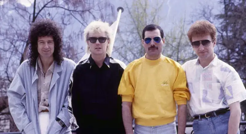 Zespół Queen na scenie z Freddiem Mercurym w latach 80.