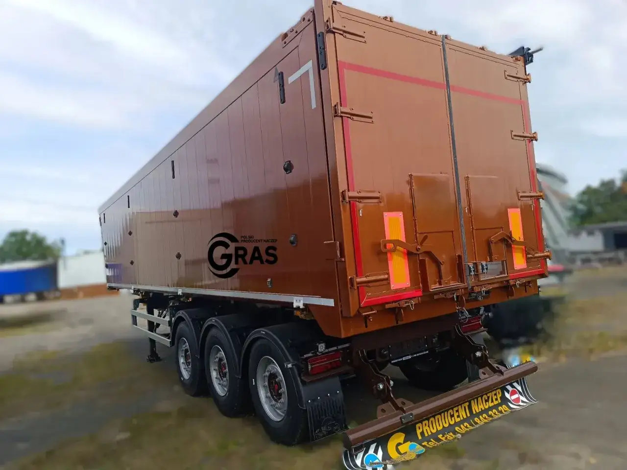 Brązowa naczepa wywrotka GRAS, polskiego producenta. Idealna do wynajmu dla wymagających transportów.