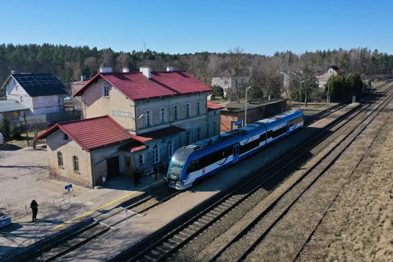 Pociąg PKP Intercity na stacji Stare Juchy, w drodze z Gdańska do Ełku.