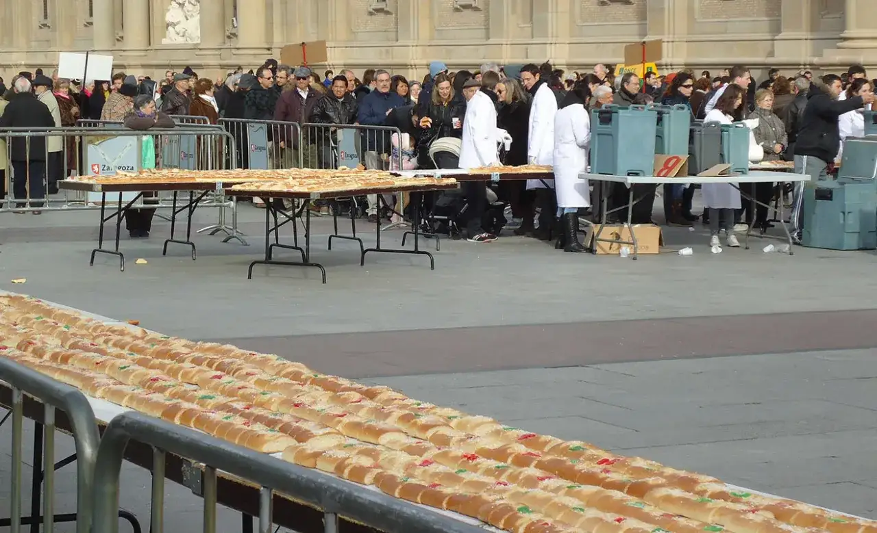 Largas filas de roscones de Reyes decorados, listos para repartir en las actividades de San Valero en Zaragoza.