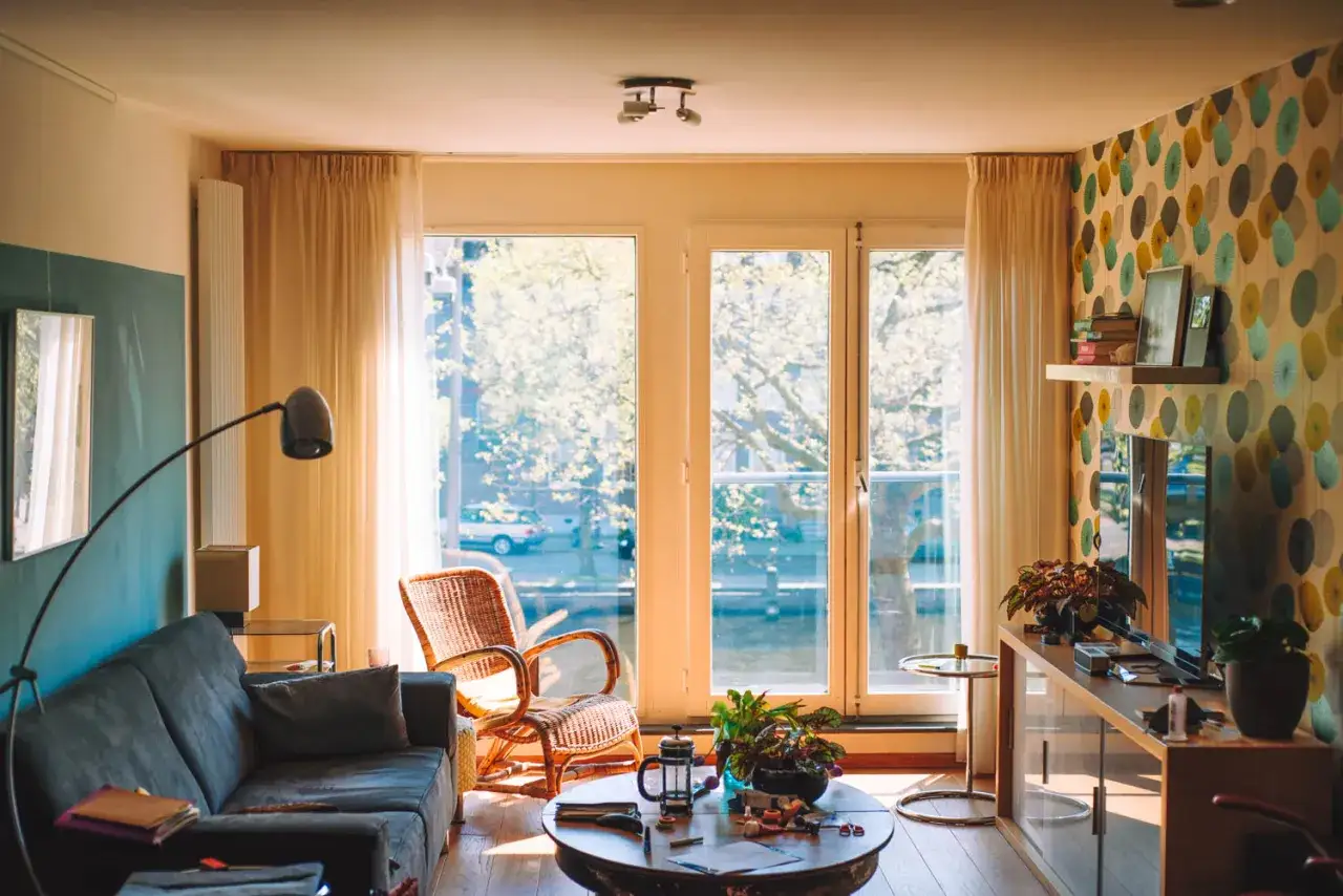 Przytulny salon z widokiem na kanał, idealny na pobyt w stylu Airbnb. Co to jest Airbnb? To wynajem krótkoterminowy.