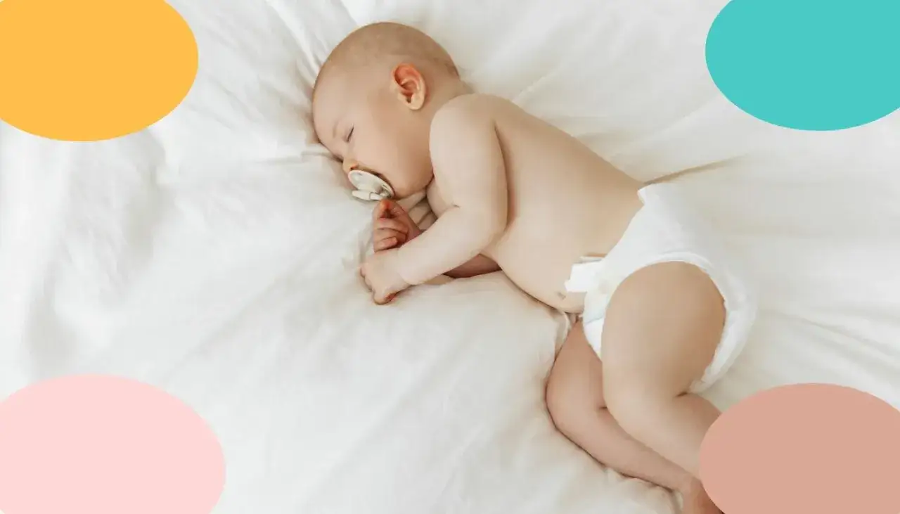 Mi beb&eacute; de 4 meses se gira y duerme de lado, con su chupete.