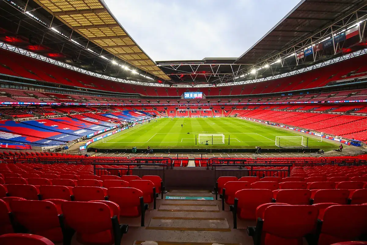 Pusta trybuna stadionu Wembley, gdzie synowie Albionu często świętują zwycięstwa. Czerwone krzesełka czekają na kibiców.