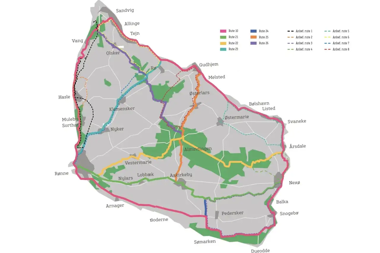 Mapa turystyczna przedstawiająca sieć tras rowerowych na wyspach Danii. Kolorowe linie oznaczają różne trasy, a zielone obszary to tereny leśne.