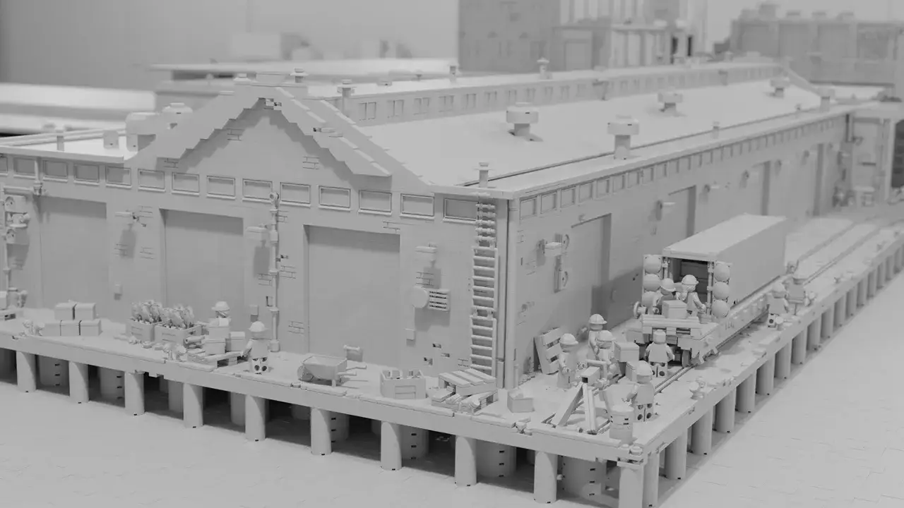 Model portu z budynkami i pociągiem, pokazujący, jak zbudować coś z Lego.