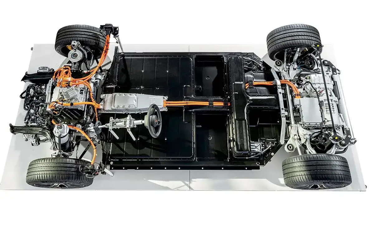 Podwozie Porsche Taycan Turbo S z widocznymi elementami napędu elektrycznego, baterią i zawieszeniem.