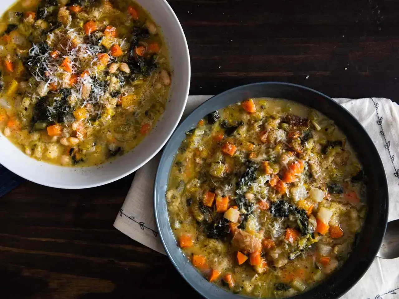 Tv&aring; sk&aring;lar med mustig ribollita, en toskansk gr&ouml;nsakssoppa med b&ouml;nor, k&aring;l och br&ouml;d. Perfekt f&ouml;r ett v&auml;rmande ribollita recept.