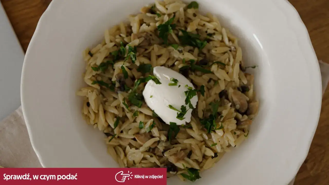 Makaron orzo z grzybami i koperkiem, zwieńczony kleksem śmietany. Czy to lepsze niż ryż?