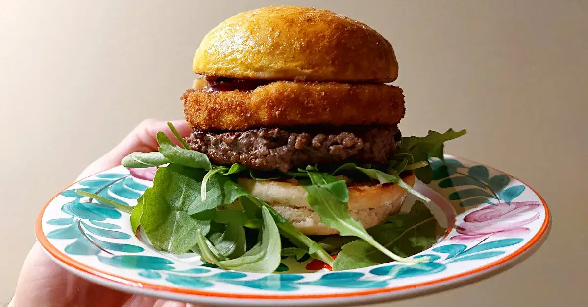 burger z roztopionym serem z piekarnika