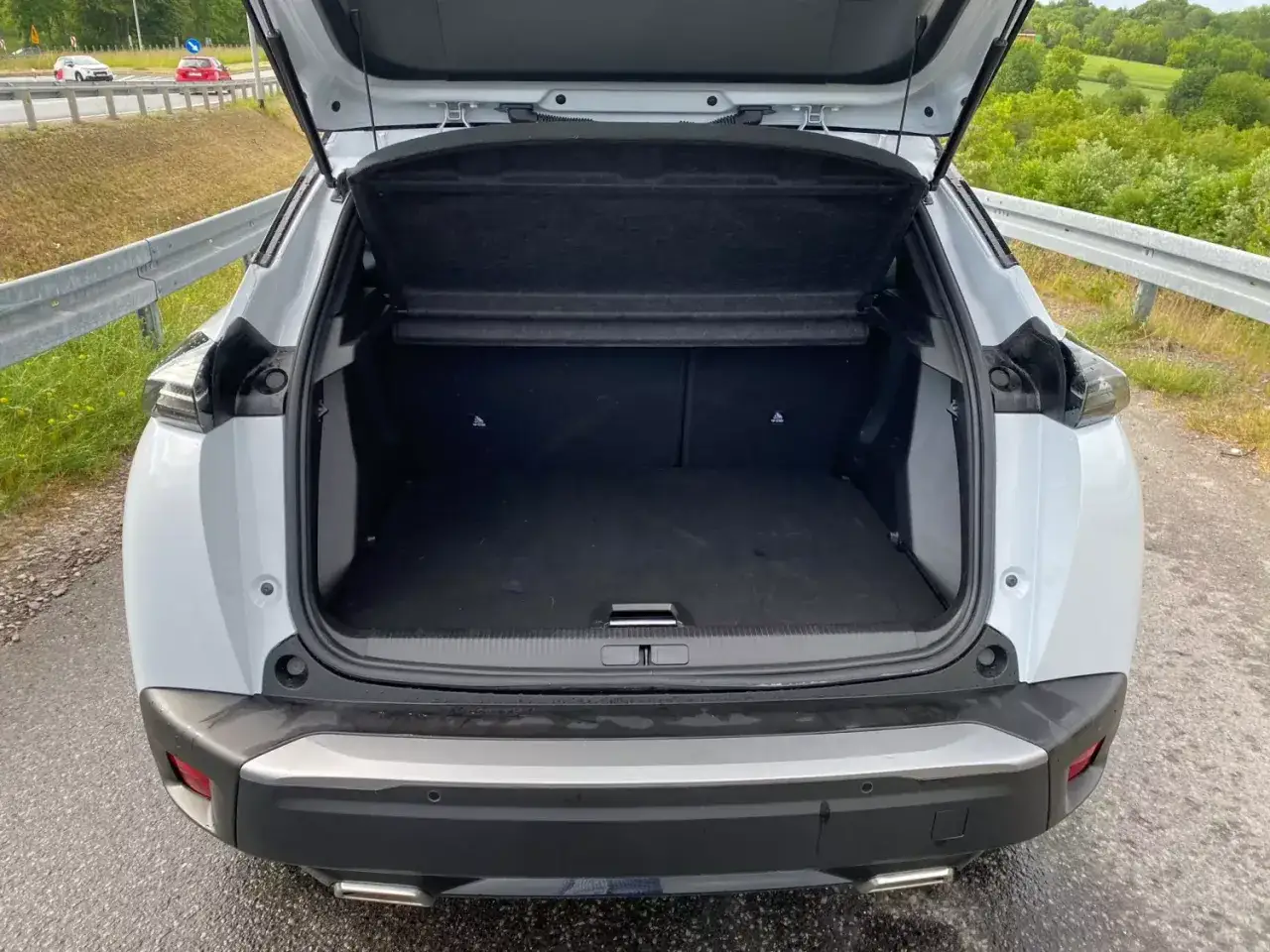 Otwarty bagażnik białego Peugeot 2008. Wymiary tego SUV-a pozwalają na przewóz wielu rzeczy.