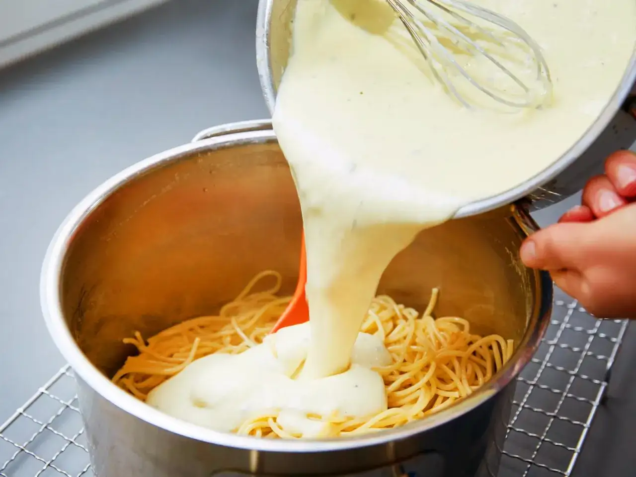 Cremige K&auml;sesauce wird &uuml;ber Spaghetti gegossen. Ein einfaches K&auml;sesauce Rezept f&uuml;r ein k&ouml;stliches Gericht.