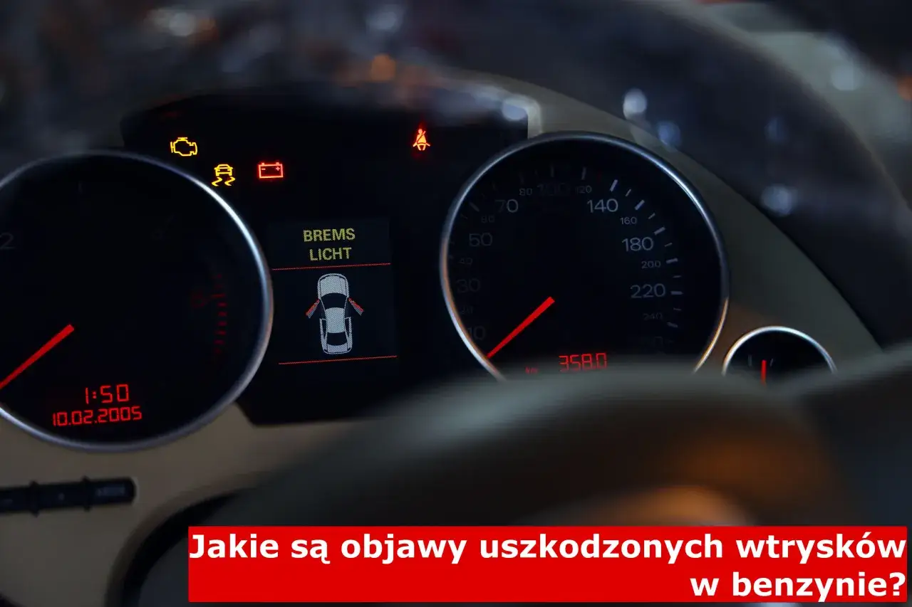 Kontrolki na desce rozdzielczej, w tym kontrolka silnika, sugerują problemy z układem paliwowym, być może z wtryskiem paliwa benzyna.