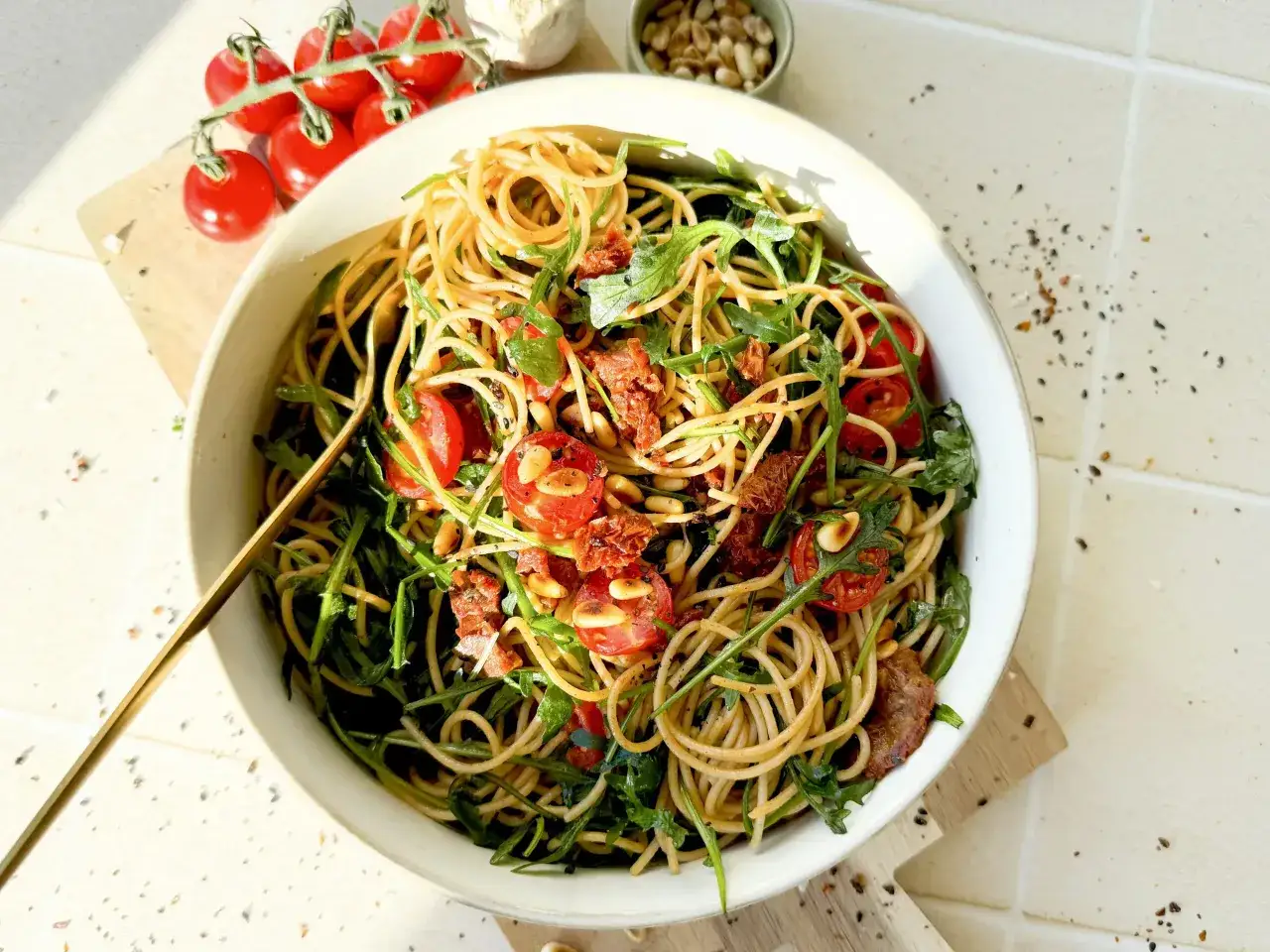 spaghettisalat mit verschiedenen zutaten und variationen