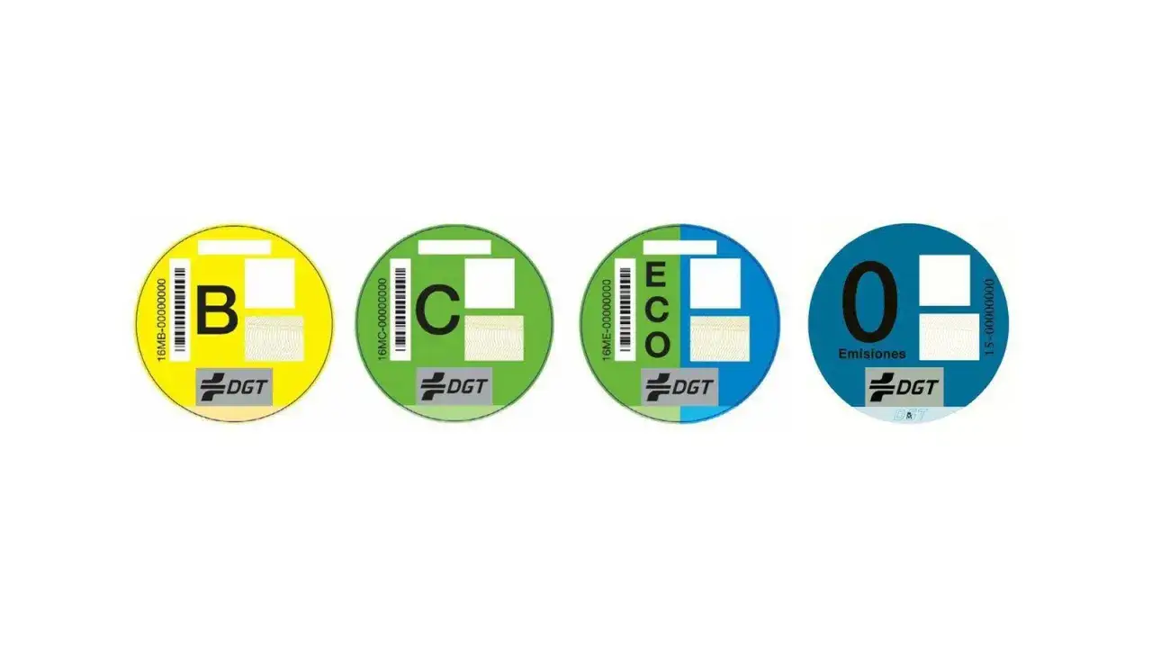 Cuatro etiquetas dgt de distintivos ambientales: B, C, ECO y Cero Emisiones.