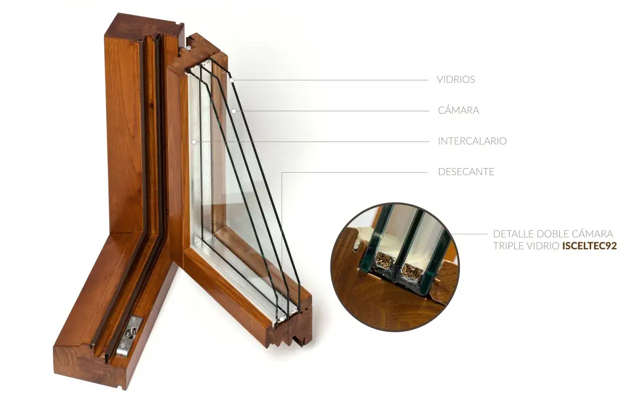 Detalle de ventana de madera con triple vidrio, mostrando cómo poner doble cristal para aislamiento térmico.