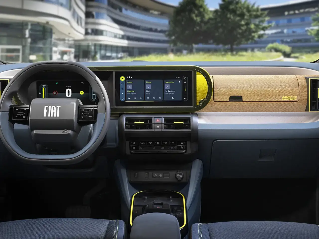 Interno di una Fiat Panda usata, con cruscotto digitale, schermo multimediale e finiture in bambù.