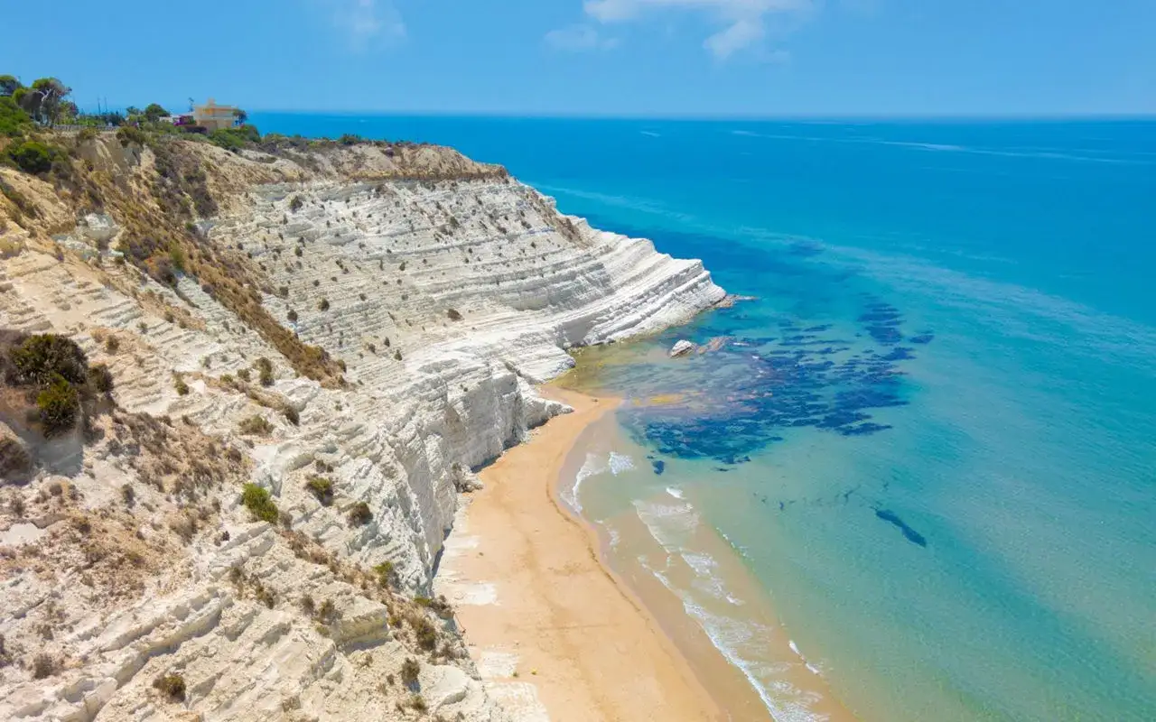 Scala dei Turchi, una meraviglia da vedere in Sicilia in estate. Scogliere bianche a picco sul mare turchese.