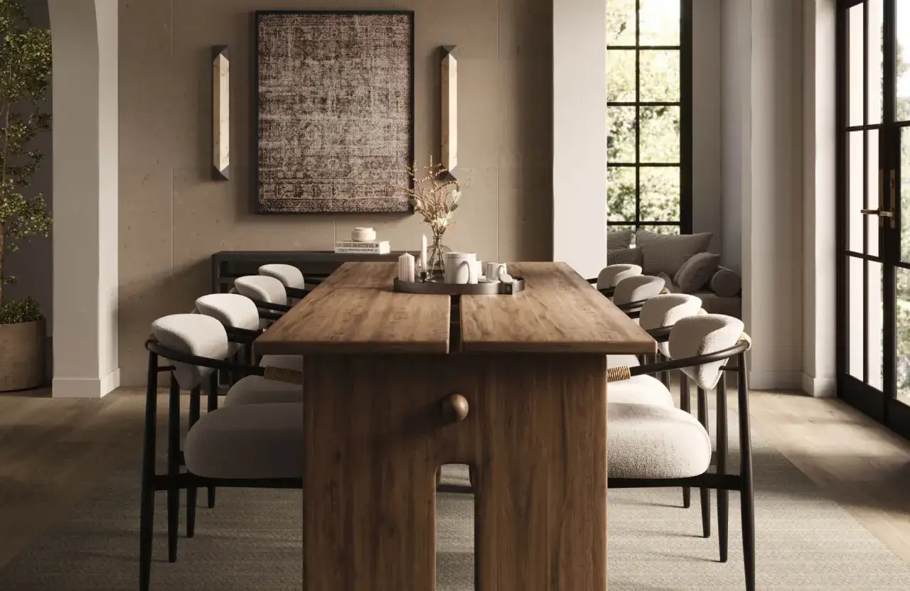 Ein rustikaler Holztisch mit acht St&uuml;hlen, dekoriert mit Kerzen und einer Vase. Die H&ouml;he des Esstisches ist ideal f&uuml;r gesellige Runden.