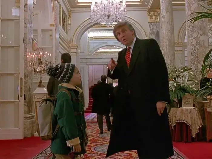 scena z filmu Kevin sam w domu Macaulay Culkin robiący słynną minę
