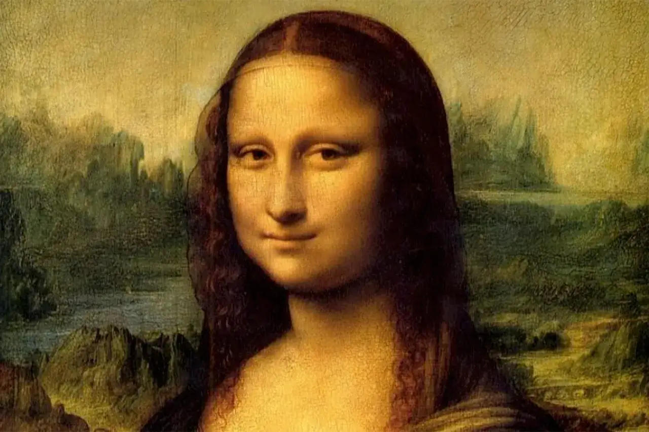 Mona Lisa mit ihrem rätselhaften Lächeln vor einer Landschaft. Viele Infos über dieses berühmte Gemälde sind online verfügbar.
