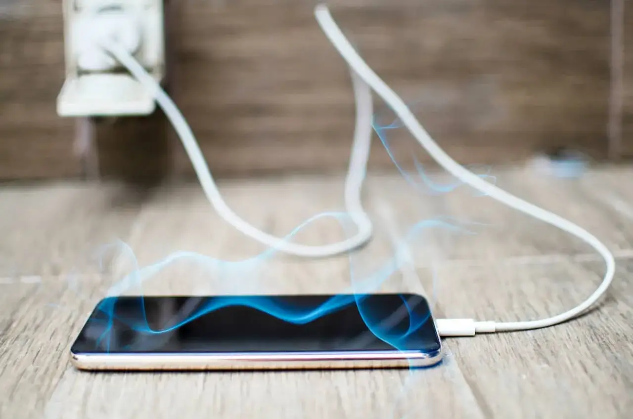 Telefon dymi się podczas ładowania. Zastanawiasz się, jak schłodzić telefon? Uważaj na przegrzewanie!