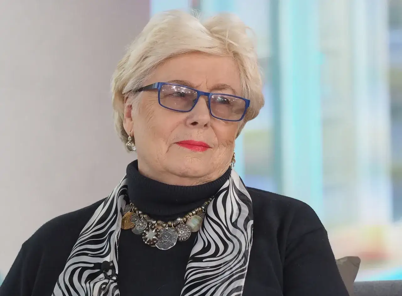 Adrianna Godlewska w okularach i ozdobnym naszyjniku, z charakterystycznym makijażem.