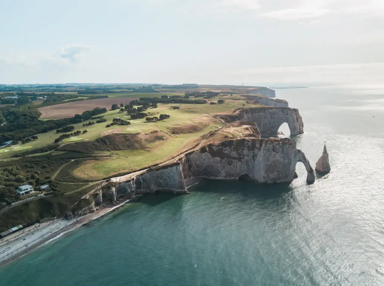Wspaniałe klify i łuki skalne nad morzem, zielone pola golfowe i plaża. Widok na wybrzeże południe Francji.