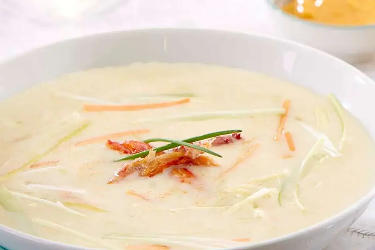 Une onctueuse bisque de crabe garnie de julienne de l&eacute;gumes et de morceaux de chair de crabe.