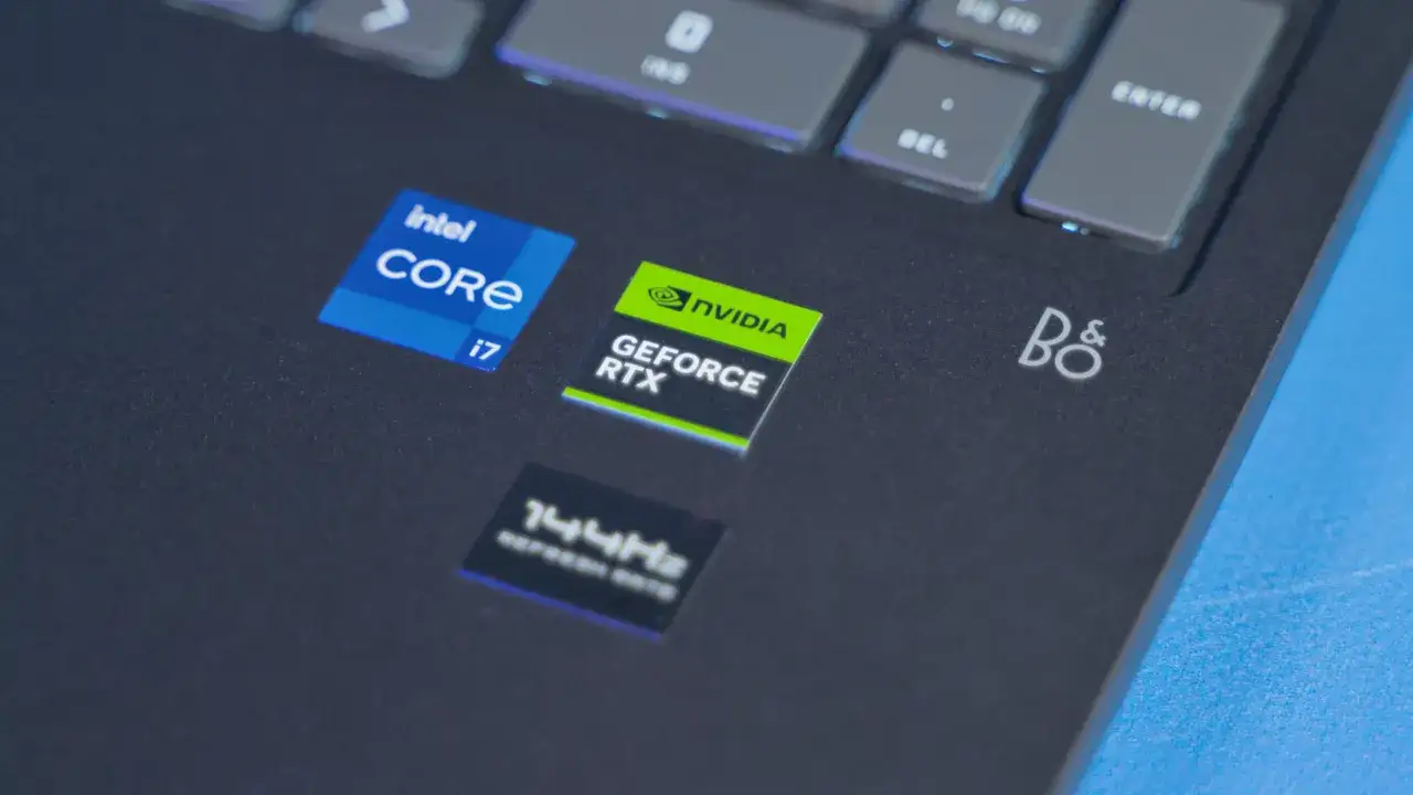 Naklejki Intel Core i7, Nvidia GeForce RTX i 144Hz na laptopie, idealne do gier w Omen Gaming Hub.