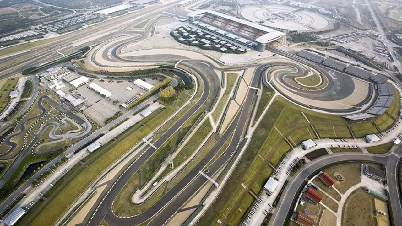 Vista a&eacute;rea de un circuito de carreras con gradas y edificios. El trazado serpenteante es el escenario perfecto para el gran premio de china.