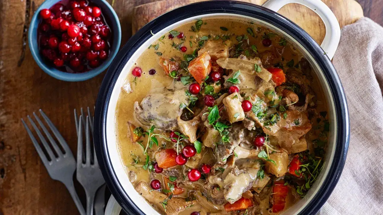 En gryta med renskav i krämig sås, toppad med lingon och örter. Perfekt för ett klassiskt renskav recept.