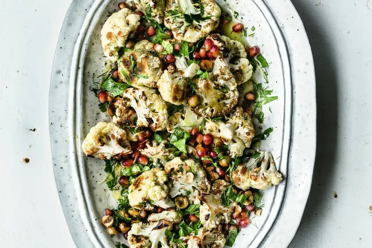 Gegarter Blumenkohlsalat mit Granatapfelkernen und Kräutern, ein köstliches Rezept für einen leichten Genuss.
