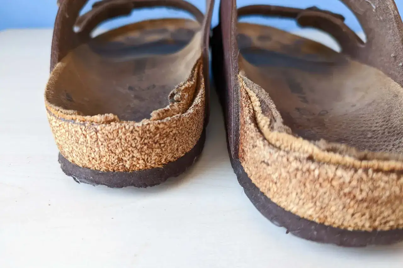 Zniszczone sandały Birkenstock. Jak czyścić, by uniknąć takiego efektu?