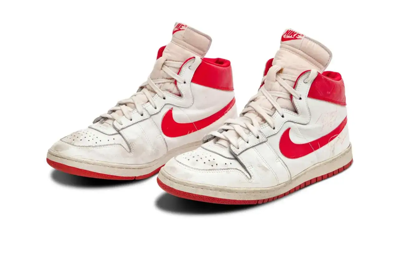 Para butów Air Jordan 1, prawdopodobnie najdroższe jordany na świecie, z czerwonymi akcentami i podpisami.