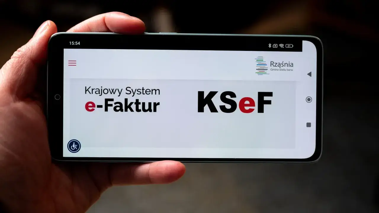 Problem z logowaniem do KSeF. Na ekranie telefonu widoczny Krajowy System e-Faktur.
