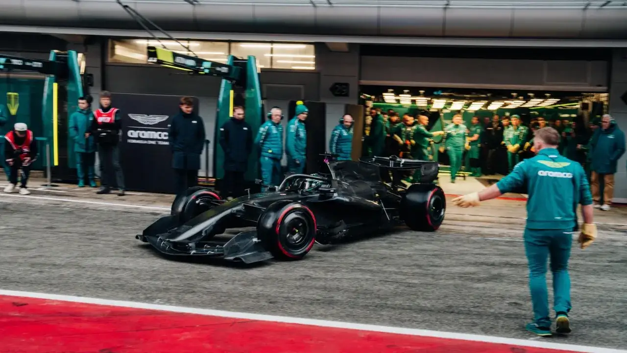 El Aston Martin AMR26 negro sale del garaje, listo para la acci&oacute;n.