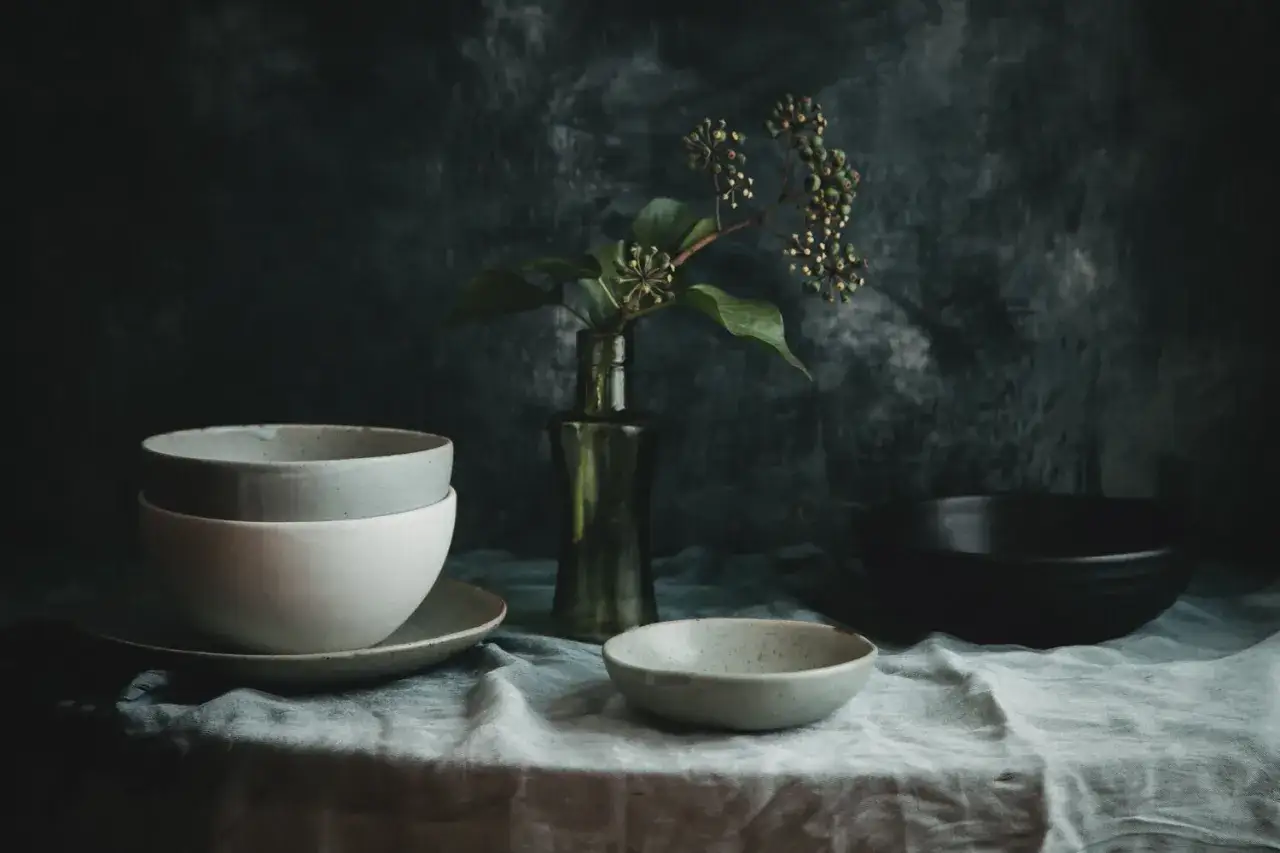 Stoneware bowls, a green bottle with berries, i jak zrobić tło do zdjęć.