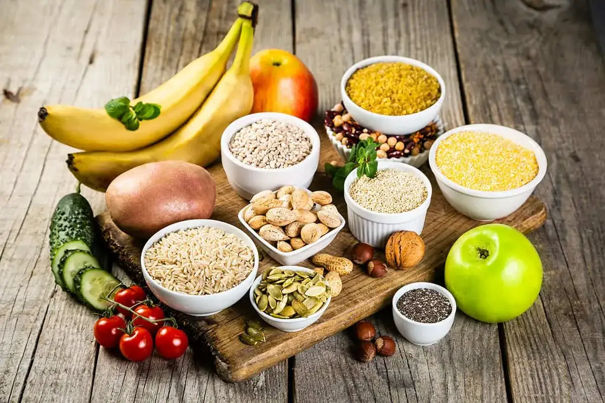 Banan, ziemniak, jabłko, orzechy, nasiona i zboża – naturalne produkty bogate w magnez.