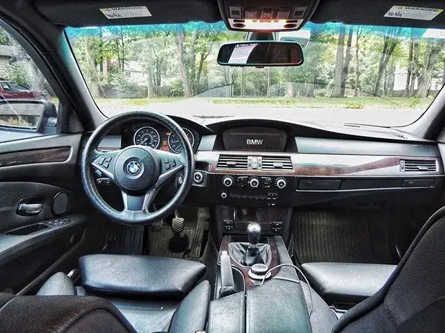BMW M5 E60 wnętrze kokpit