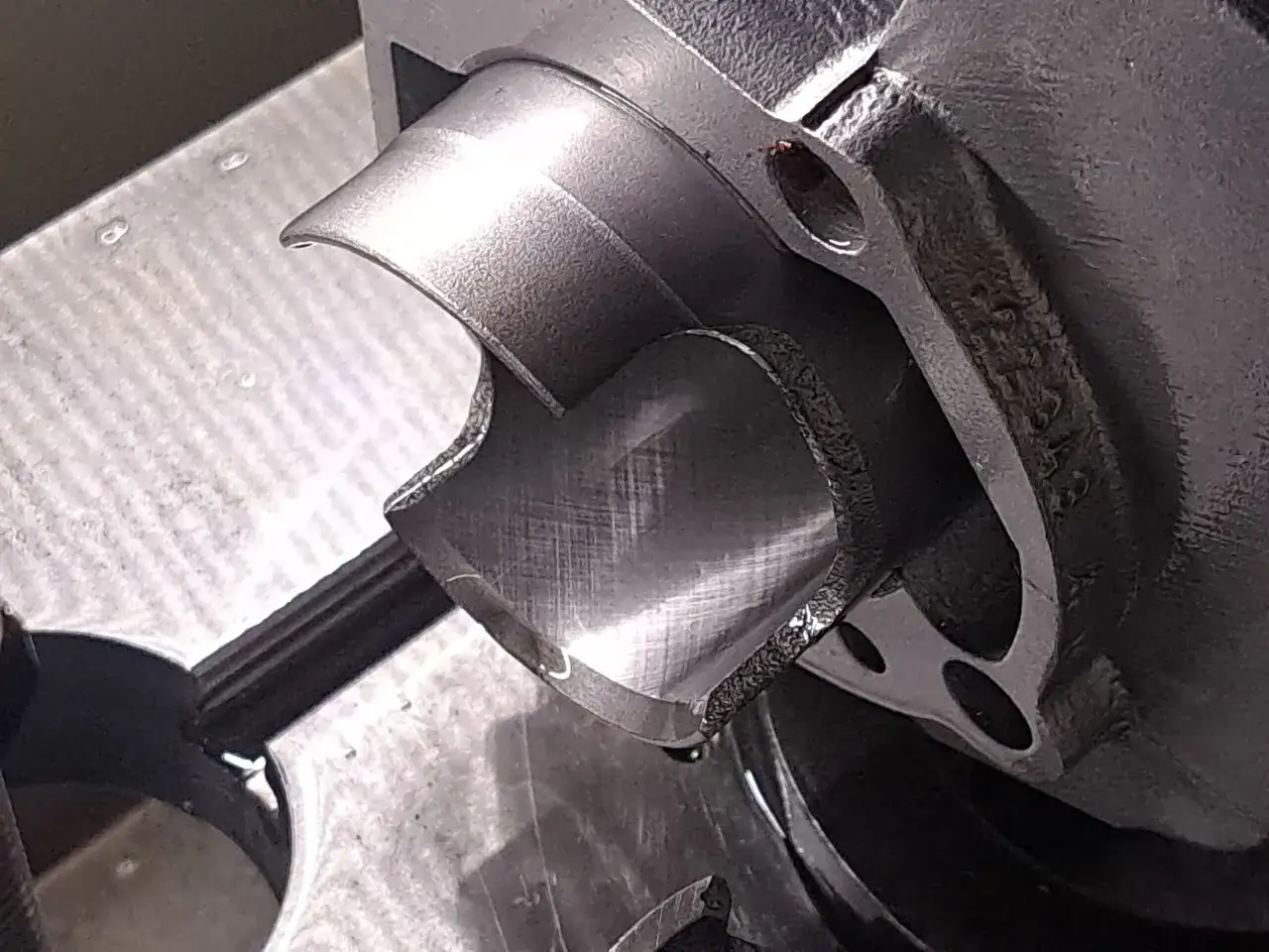 Metalowy cylinder po honowaniu, z widocznymi charakterystycznymi krzyżującymi się rysami.