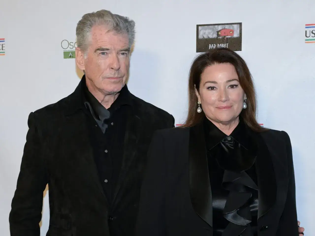 Pierce Brosnan z żoną Keely Shaye Smith na czerwonym dywanie. Elegancka para w czarnych strojach.