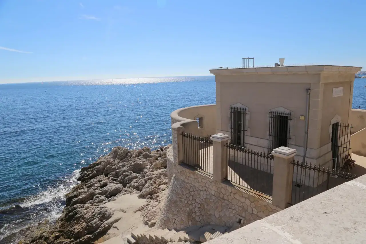 Maison de la mer en France, au point 0 altitude, face &agrave; la M&eacute;diterran&eacute;e scintillante.