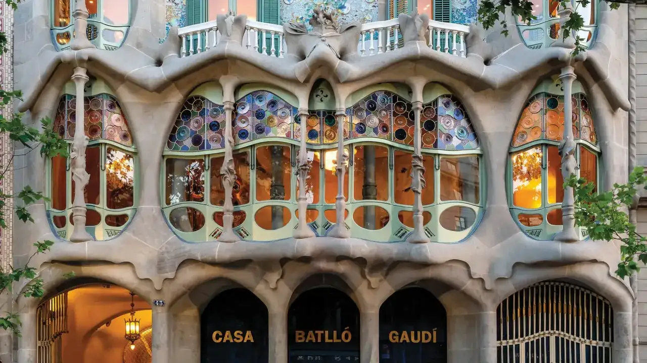 Façade organique de la Casa Batlló, un chef-d'œuvre de Gaudí mêlant art nouveau et art déco, avec ses vitraux colorés et ses formes ondulantes.