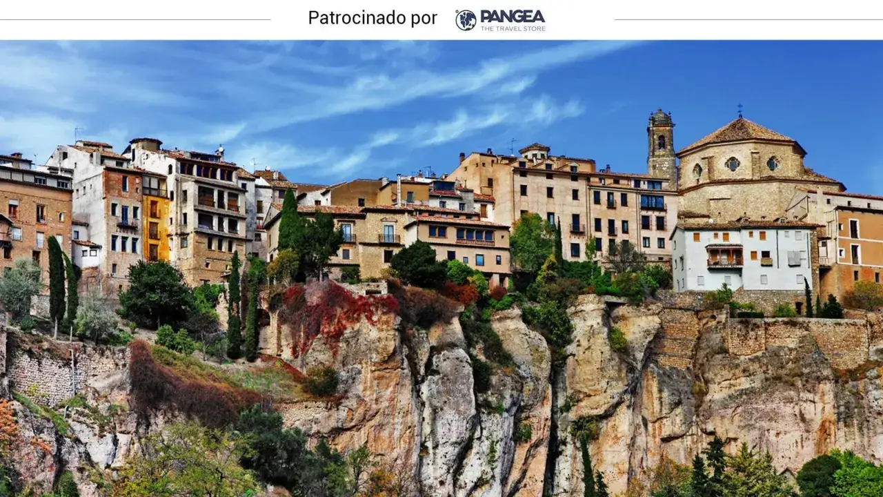 Casas colgantes sobre un barranco, ideal para saber qué ver en Cuenca en un día.