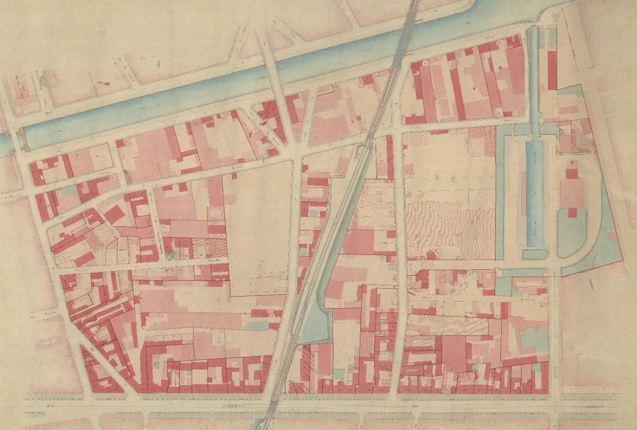 Plan ancien de parcelles urbaines, avec un canal et une voie ferr&eacute;e traversant le quartier. Ce g&eacute;oportail cadastre 1970 r&eacute;v&egrave;le l'organisation des &icirc;lots b&acirc;tis.